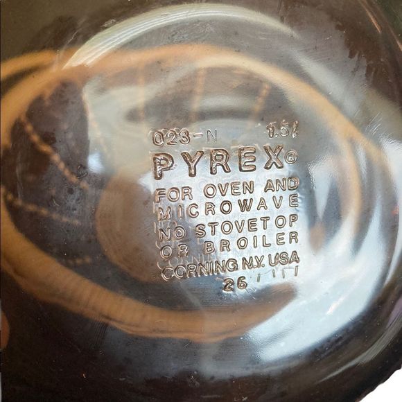 Pyrex 1.5 L Purple Lidded Casserole Bake Dish Wicker Basket Cozy - Picture 6 of 9